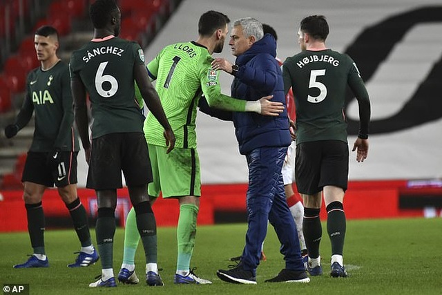 Tottenham thua liểng xiểng, HLV Mourinho nói điều bất ngờ - 2 Tottenham thua liểng xiểng, HLV Mourinho nói điều bất ngờ - 2