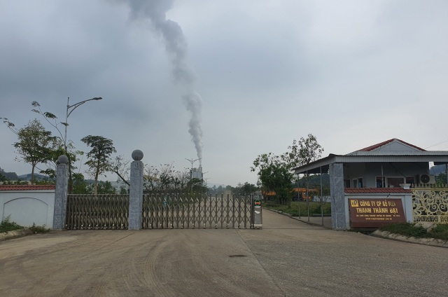 Cả khúc sông đen như mực nghi do nhà máy chế biến gỗ xả thải - 5 Cả khúc sông đen như mực nghi do nhà máy chế biến gỗ xả thải - 5