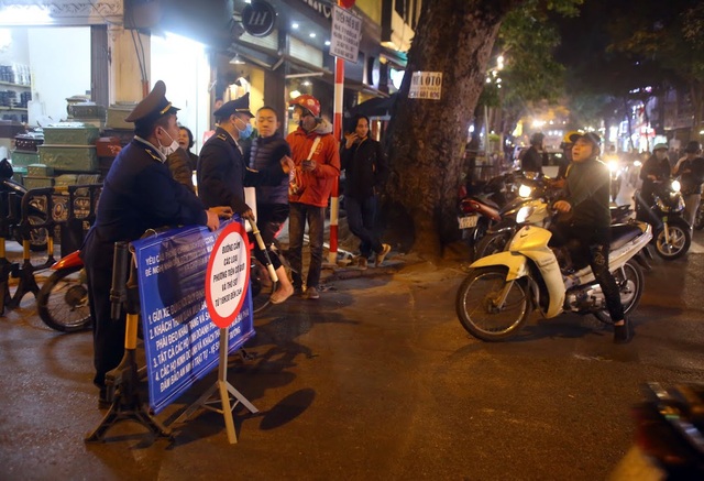 Hà Nội: Người dân bỡ ngỡ trong ngày đầu tổ chức thêm 8 phố đi bộ - 2 Hà Nội: Người dân bỡ ngỡ trong ngày đầu tổ chức thêm 8 phố đi bộ - 2