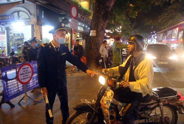 Hà Nội: Người dân bỡ ngỡ trong ngày đầu tổ chức thêm 8 phố đi bộ - 3