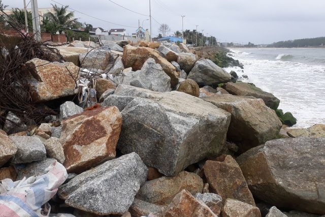 Sóng xé nát kè bê tông, hàng trăm nhà dân bị đe dọa - 7 Sóng xé nát kè bê tông, hàng trăm nhà dân bị đe dọa - 7