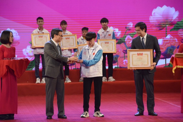 Tuyên dương 130 học sinh, sinh viên xuất sắc học tập và làm theo Bác - 3 Tuyên dương 130 học sinh, sinh viên xuất sắc học tập và làm theo Bác - 3
