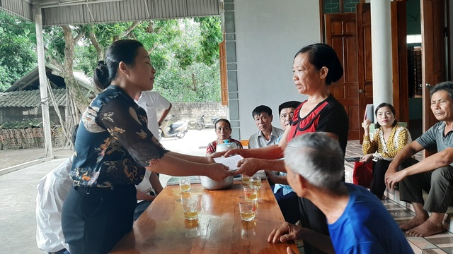 Trao hỗ trợ 5 triệu đồng cho chị Nguyễn Thị Lý (Châu Thái) có chồng chết do sét đánh.jpg Trao hỗ trợ 5 triệu đồng cho chị Nguyễn Thị Lý (ở xã Châu Thái) có chồng chết do sét đánh.