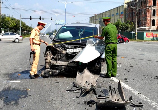 Tai nạn liên hoàn giữa 3 ô tô, nhiều người may mắn thoát nạn - 1 Tai nạn liên hoàn giữa 3 ô tô, nhiều người may mắn thoát nạn - 1