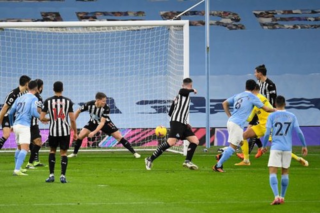Thắng Newcastle, Man City áp sát vị trí của Man Utd - 1