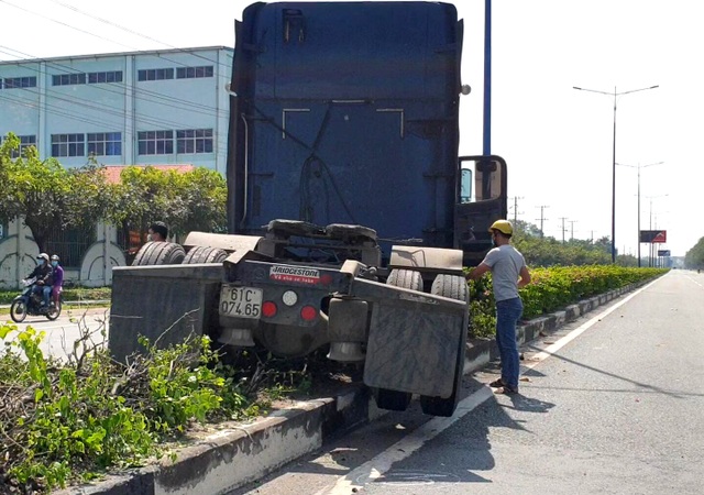 Tai nạn liên hoàn giữa 3 ô tô, nhiều người may mắn thoát nạn - 2 Tai nạn liên hoàn giữa 3 ô tô, nhiều người may mắn thoát nạn - 2