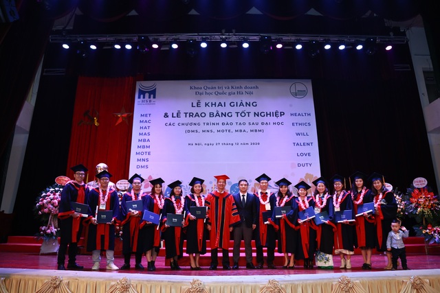 Khoa Quản trị và Kinh doanh khai giảng năm học mới và trao bằng tốt nghiệp - 2 Khoa Quản trị và Kinh doanh khai giảng năm học mới và trao bằng tốt nghiệp - 2