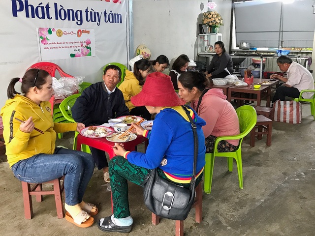 Ấm lòng những suất cơm 0 đồng ở Đà Nẵng - 1 Ấm lòng những suất cơm 0 đồng ở Đà Nẵng - 1