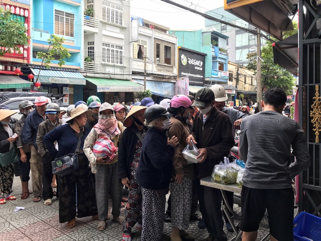 Ấm lòng những suất cơm 0 đồng ở Đà Nẵng - 5 Ấm lòng những suất cơm 0 đồng ở Đà Nẵng - 5