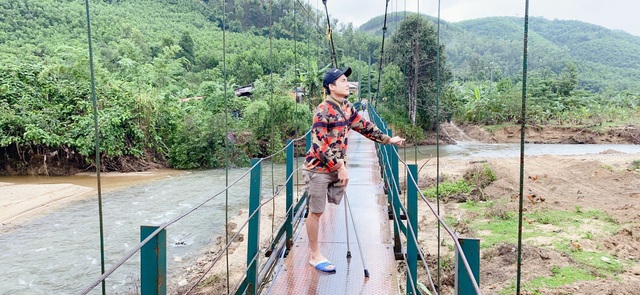 Chàng trai từng bị chém đứt một chân làm video Youtube giúp đỡ mọi người - 1