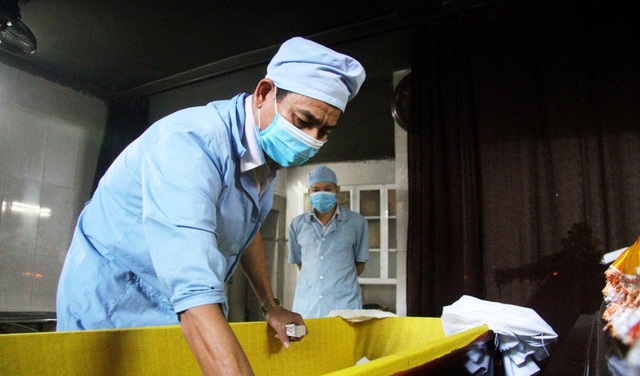 Tâm sự nhói lòng của nhân viên nhà tang lễ mỗi dịp Tết đến - 2 Tâm sự nhói lòng của nhân viên nhà tang lễ mỗi dịp Tết đến - 2