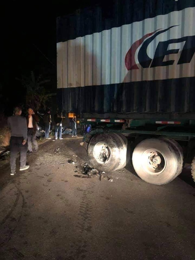 Xe biển xanh tông xe container, 2 người tử vong, 2 người bị thương - 2 Xe biển xanh tông xe container, 2 người tử vong, 2 người bị thương - 2