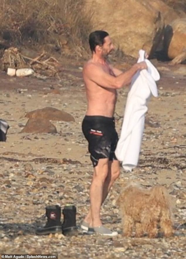 Người sói Hugh Jackman đi tắm biển cùng vợ hơn 13 tuổi - 3 Người sói Hugh Jackman đi tắm biển cùng vợ hơn 13 tuổi - 3