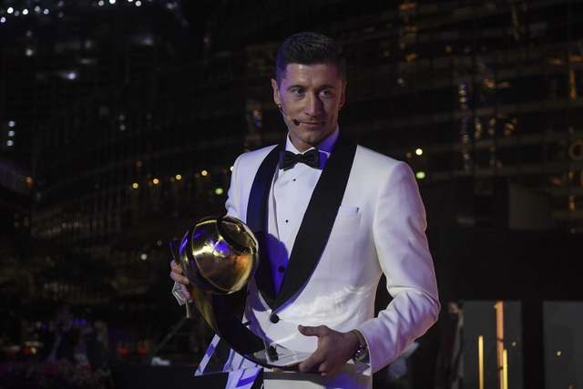 Ronaldo nhường Lewandowski giành giải Cầu thủ xuất sắc nhất năm 2020? - 2