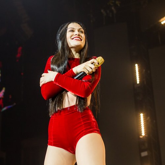 Jessie J đón giáng sinh trong bệnh viện