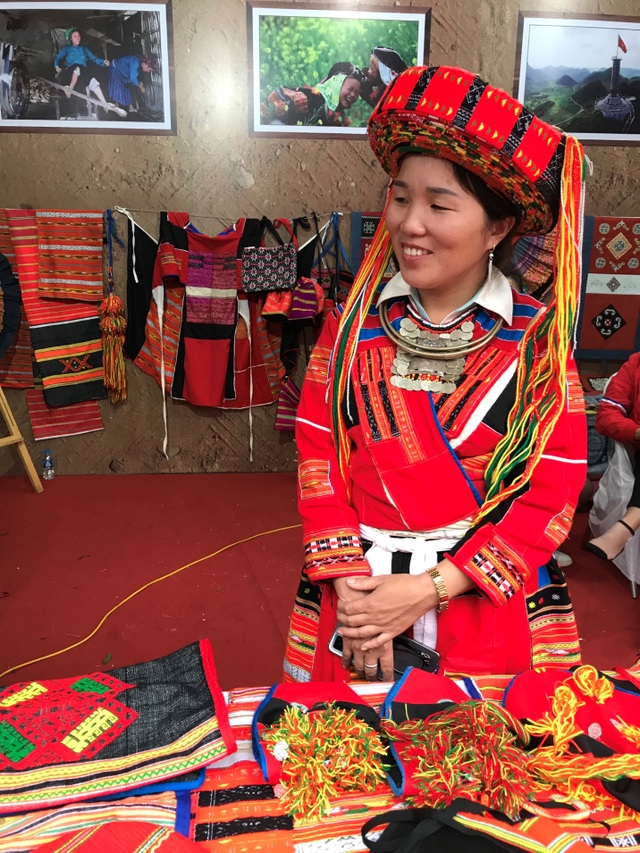 Cận cảnh chiếc khăn đội đầu dài 5m của phụ nữ dân tộc Pà Thẻn - 5