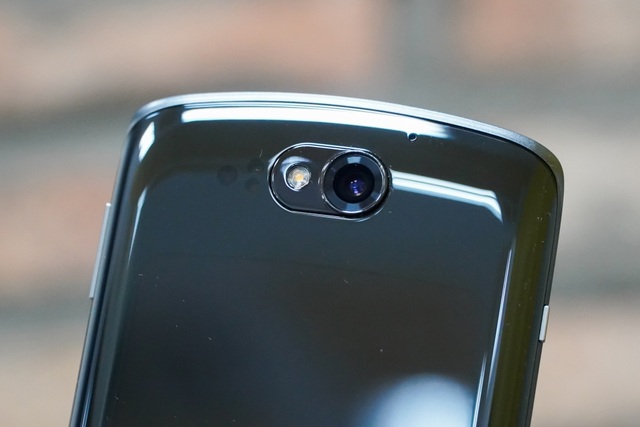 Trên tay Motorola Razr 5G 2020: smartphone gập vỏ sò, 2 màn hình độc đáo - 10 Trên tay Motorola Razr 5G 2020: smartphone gập vỏ sò, 2 màn hình độc đáo - 10