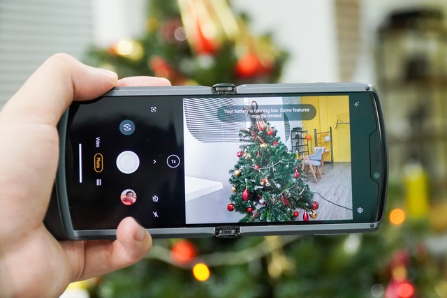 Trên tay Motorola Razr 5G 2020: smartphone gập vỏ sò, 2 màn hình độc đáo - 11 Trên tay Motorola Razr 5G 2020: smartphone gập vỏ sò, 2 màn hình độc đáo - 11