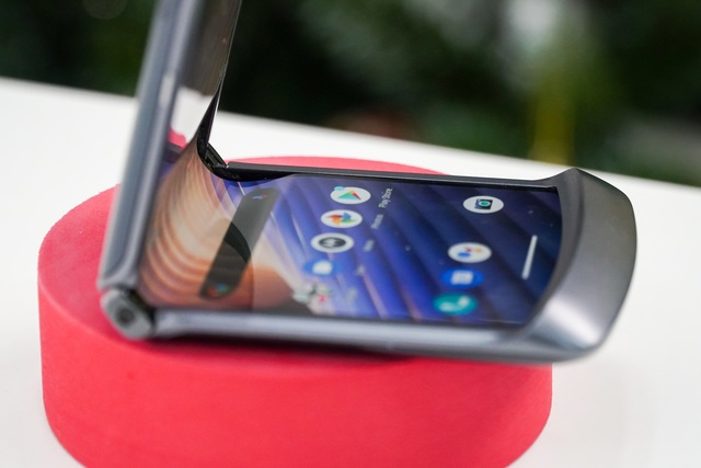 Trên tay Motorola Razr 5G 2020: smartphone gập vỏ sò, 2 màn hình độc đáo - 6 Trên tay Motorola Razr 5G 2020: smartphone gập vỏ sò, 2 màn hình độc đáo - 6