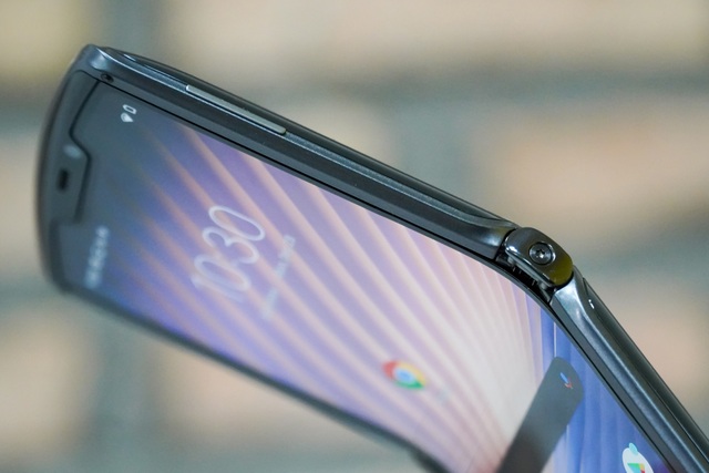 Trên tay Motorola Razr 5G 2020: smartphone gập vỏ sò, 2 màn hình độc đáo - 5 Trên tay Motorola Razr 5G 2020: smartphone gập vỏ sò, 2 màn hình độc đáo - 5