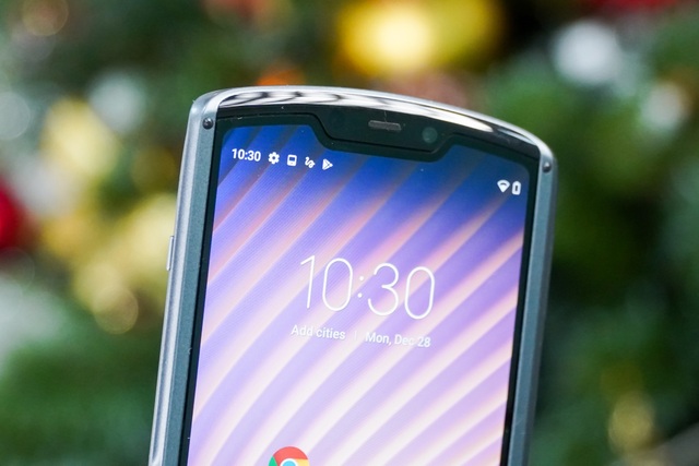 Trên tay Motorola Razr 5G 2020: smartphone gập vỏ sò, 2 màn hình độc đáo - 4 Trên tay Motorola Razr 5G 2020: smartphone gập vỏ sò, 2 màn hình độc đáo - 4
