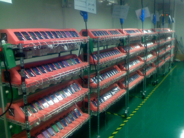 Ảnh cực hiếm về dây chuyền sản xuất thô sơ của iPhone đời đầu - 3 Ảnh cực hiếm về dây chuyền sản xuất thô sơ của iPhone đời đầu - 3