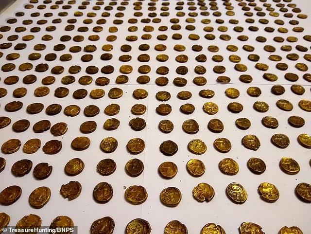 Đi ngắm chim bất ngờ tìm thấy hũ tiền vàng trị giá hơn 25 tỷ đồng - 1