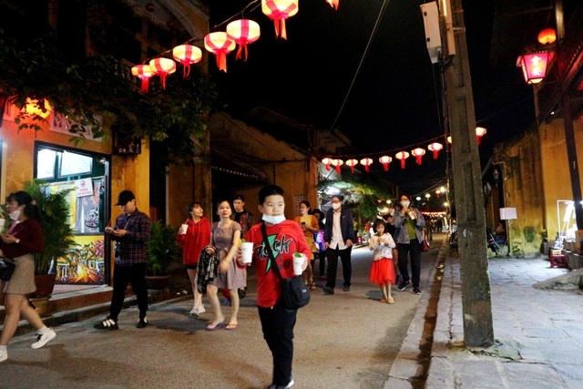 Visitors enjoy the experience of Hoi An Fair to celebrate the new year 2021 - 8
