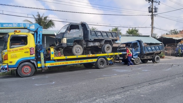 Xe tải gây tai nạn liên hoàn khiến 5 ô tô hư hỏng - 2 Xe tải gây tai nạn liên hoàn khiến 5 ô tô hư hỏng - 2
