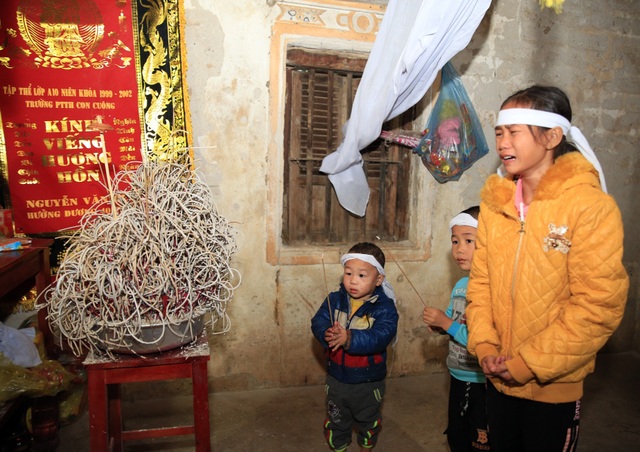 Người cha bị máy cày đè tử vong, 3 đứa trẻ chờ bố về mua sữa trong vô vọng - 2 Người cha bị máy cày đè tử vong, 3 đứa trẻ chờ bố về mua sữa trong vô vọng - 2
