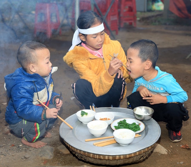 Người cha bị máy cày đè tử vong, 3 đứa trẻ chờ bố về mua sữa trong vô vọng - 4 Người cha bị máy cày đè tử vong, 3 đứa trẻ chờ bố về mua sữa trong vô vọng - 4