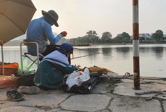Ngang nhiên biến hồ điều hòa Định Công thành nơi câu cá dịch vụ - 4 Ngang nhiên biến hồ điều hòa Định Công thành nơi câu cá dịch vụ - 4