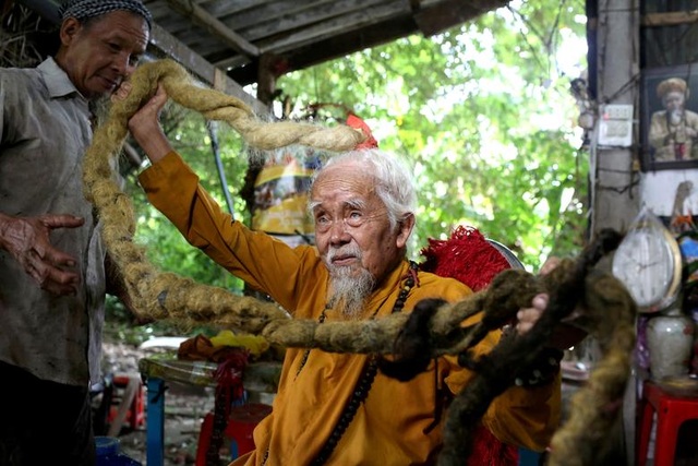 Cụ ông 80 năm không cắt tóc ở Việt Nam lọt top ảnh kỳ quặc nhất thế giới - 1