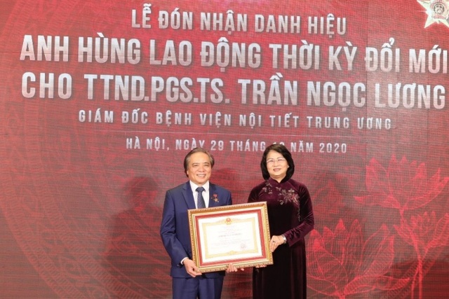 Giám đốc Bệnh viện Nội tiết Trung ương nhận danh hiệu Anh hùng lao động - 1