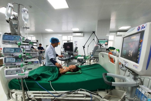 Giành giật sự sống cho bệnh nhi uống nhầm thuốc diệt chuột - 1 Giành giật sự sống cho bệnh nhi uống nhầm thuốc diệt chuột - 1