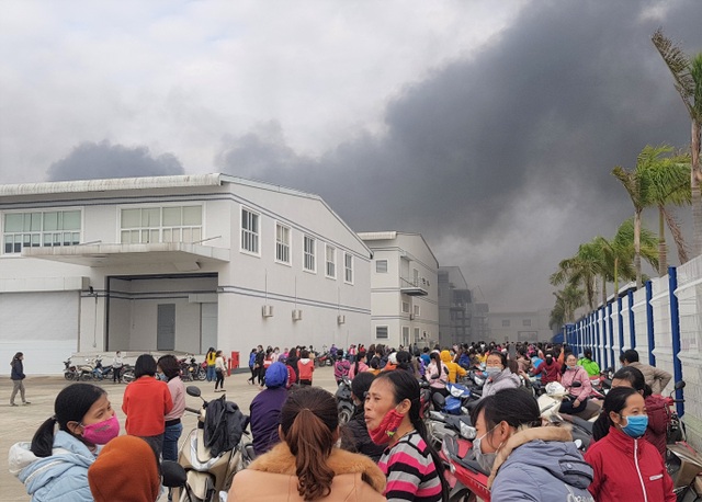 Cháy công ty giày da, công nhân chạy tán loạn, nhiều xe máy bị thiêu rụi - 2 Cháy công ty giày da, công nhân chạy tán loạn, nhiều xe máy bị thiêu rụi - 2