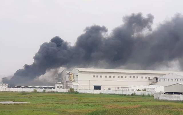 Cháy công ty giày da, công nhân chạy tán loạn, nhiều xe máy bị thiêu rụi - 1 Cháy công ty giày da, công nhân chạy tán loạn, nhiều xe máy bị thiêu rụi - 1