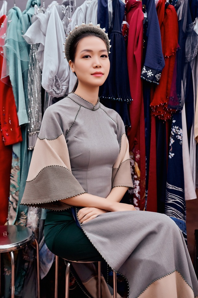 Hoa hậu Thùy Dung trình diễn áo dài bên bờ biển vịnh Bái Tử Long - 2