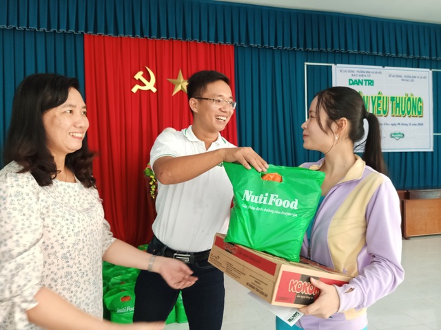 Mang Xuân yêu thương đến gia đình khó khăn, chính sách ở Bạc Liêu - 3 Mang Xuân yêu thương đến gia đình khó khăn, chính sách ở Bạc Liêu - 3