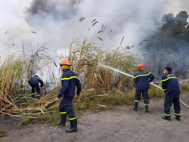 Cháy bãi phế liệu gần cảng Thanh Trì, cột khói đen bốc cao hàng trăm mét - 2 Cháy bãi phế liệu gần cảng Thanh Trì, cột khói đen bốc cao hàng trăm mét - 2