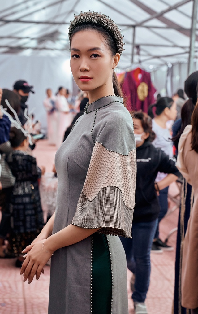 Hoa hậu Thùy Dung trình diễn áo dài bên bờ biển vịnh Bái Tử Long - 3