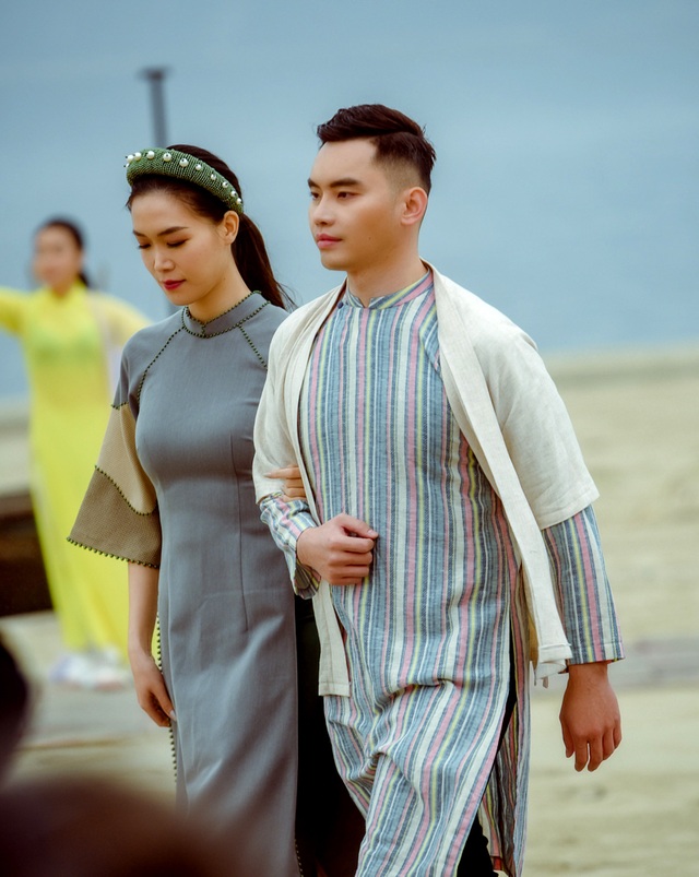 Hoa hậu Thùy Dung trình diễn áo dài bên bờ biển vịnh Bái Tử Long - 5 Hoa hậu Thùy Dung trình diễn áo dài bên bờ biển vịnh Bái Tử Long - 5