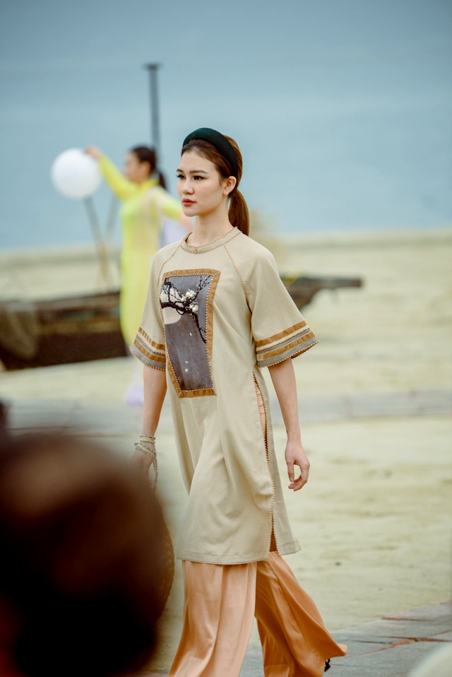 Hoa hậu Thùy Dung trình diễn áo dài bên bờ biển vịnh Bái Tử Long - 10