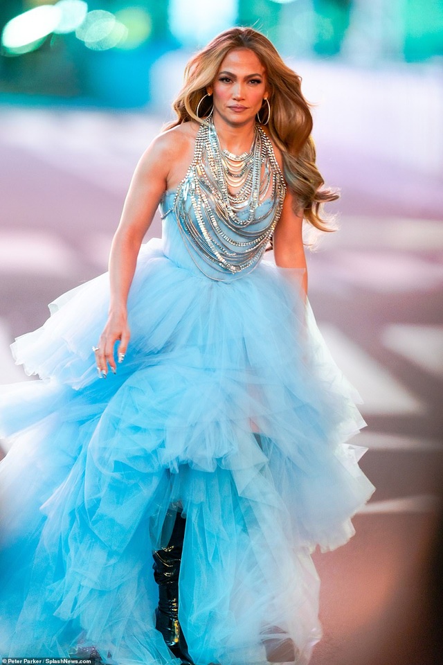 Jennifer Lopez mặc đẹp như công chúa trên phố - 1 Jennifer Lopez mặc đẹp như công chúa trên phố - 1