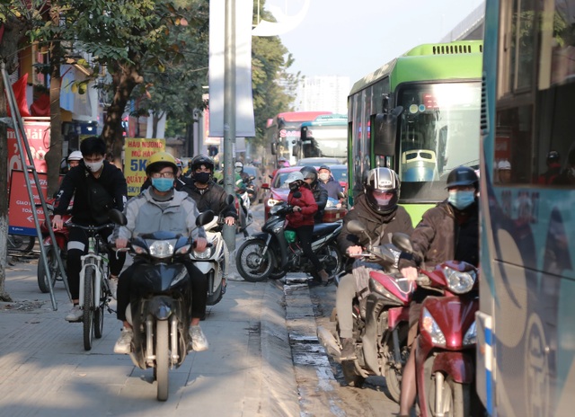 Người dân đổ về quê nghỉ Tết, đường phố Hà Nội ùn tắc cục bộ - 3 Người dân đổ về quê nghỉ Tết, đường phố Hà Nội ùn tắc cục bộ - 3