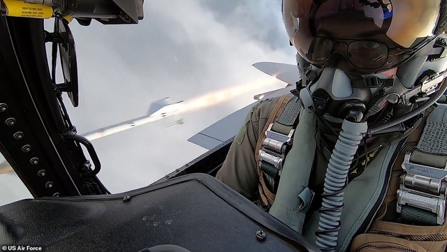 Đại bàng F-15 Mỹ nã tên lửa bắn rụng máy bay không người lái - 1