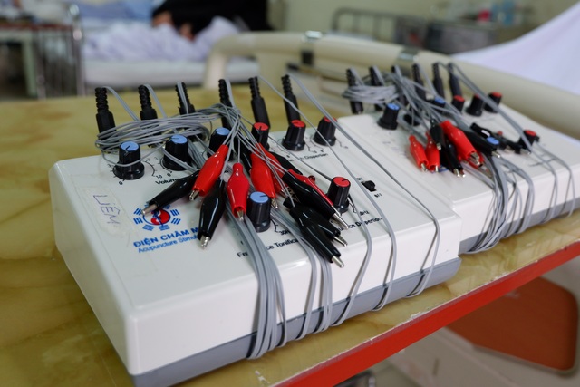 Xem bác sĩ dùng điện châm chữa liệt nửa người cho bệnh nhân đột quỵ - 3 Xem bác sĩ dùng điện châm chữa liệt nửa người cho bệnh nhân đột quỵ - 3