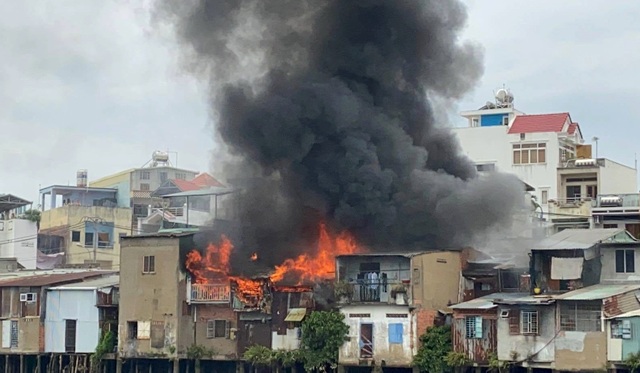 4 căn nhà ở Sài Gòn bị cháy rụi trong ngày cuối năm - 1