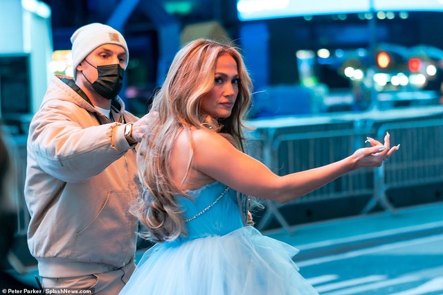 Jennifer Lopez mặc đẹp như công chúa trên phố - 5 Jennifer Lopez mặc đẹp như công chúa trên phố - 5