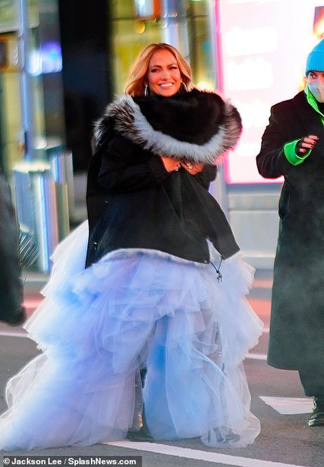 Jennifer Lopez mặc đẹp như công chúa trên phố - 9 Jennifer Lopez mặc đẹp như công chúa trên phố - 9